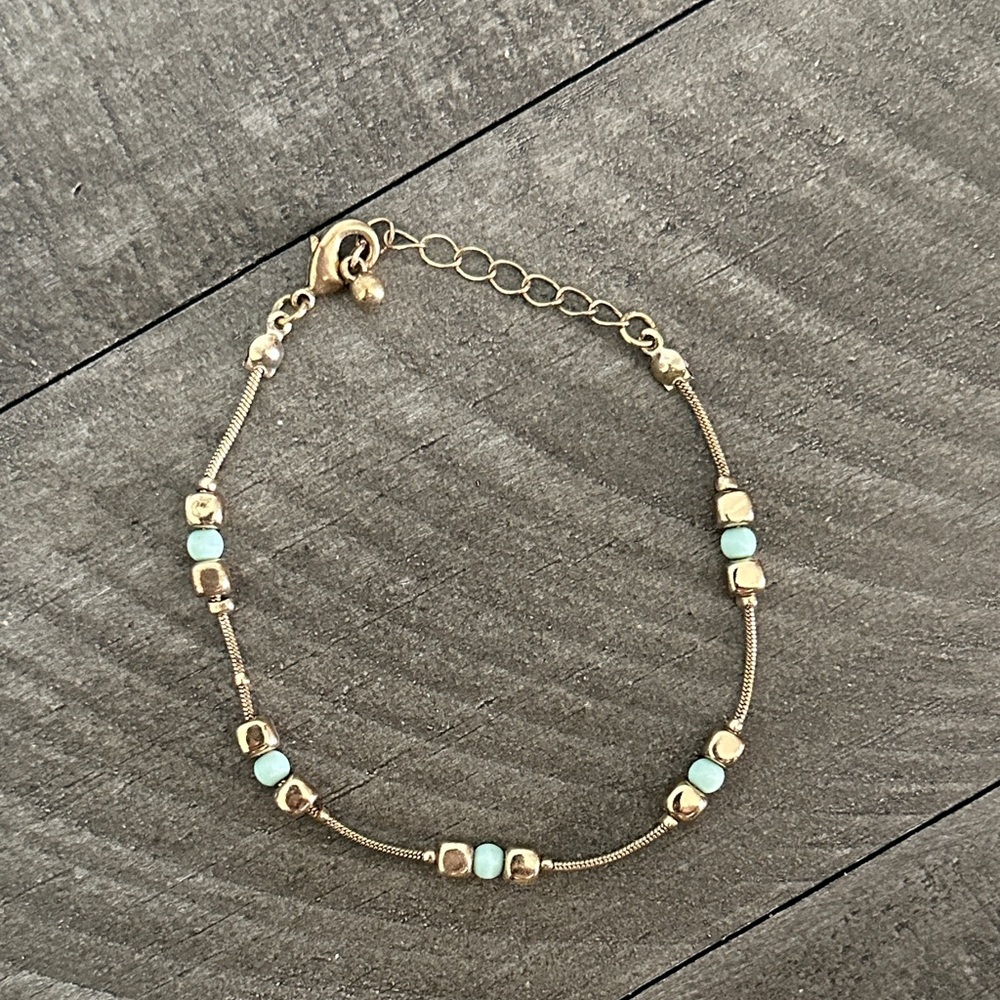 Vintage Gold and Turquoise (faux I would imagine) Beaded Bracelet